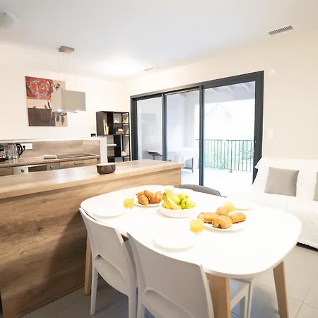 Air-conditioned 2 Bedroom With Terrace Parking