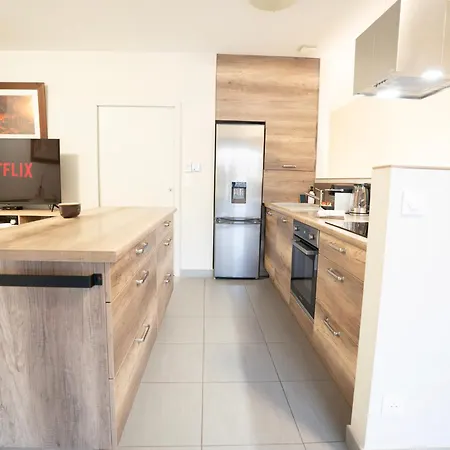 Apartamento Air-conditioned 2 Bedroom With Terrace Parking