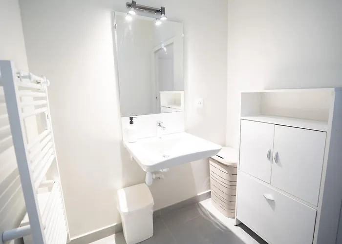 Air-conditioned 2 Bedroom With Terrace Parking Apartamento Carcassonne