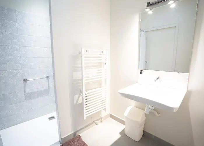 Air-conditioned 2 Bedroom With Terrace Parking Carcassonne